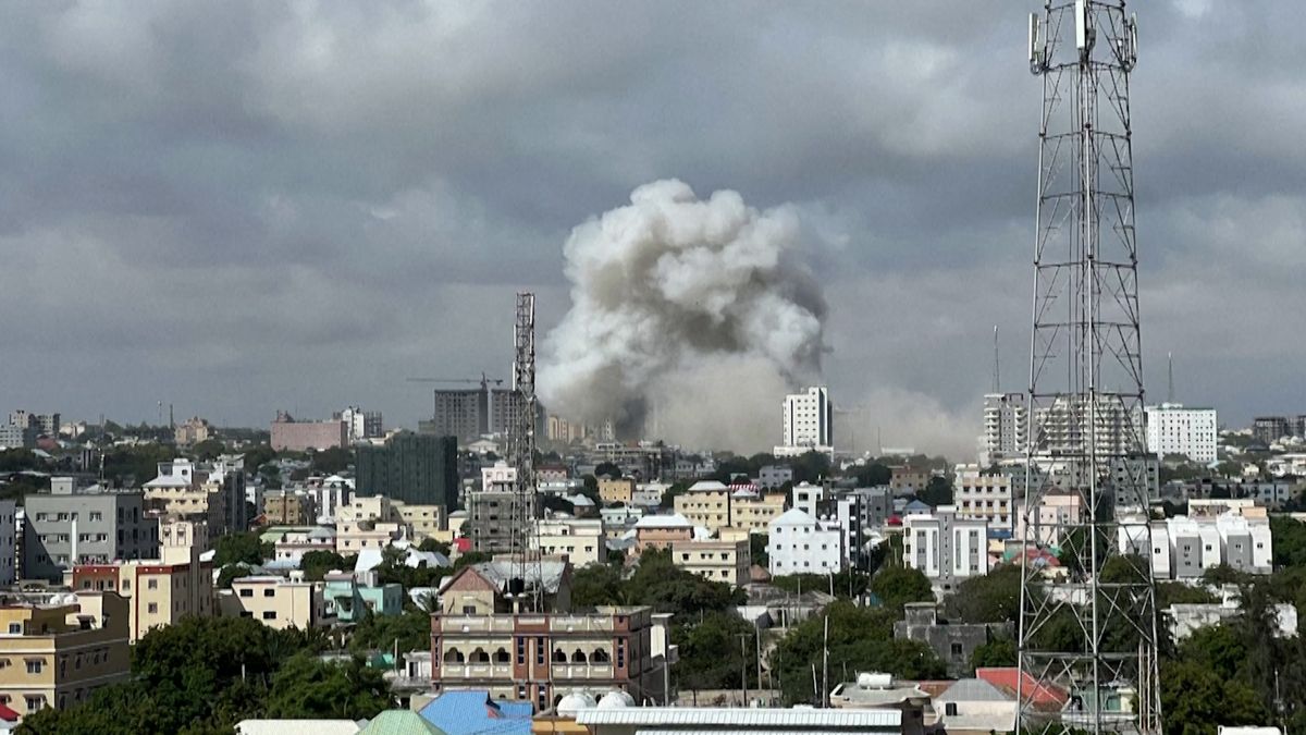 Dvojice výbuchů v Mogadišu si vyžádala mnoho obětí a zraněných
